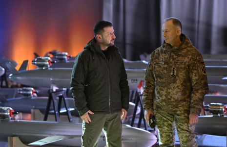 Volodymyr Zelensky et Oleksandre Syrsky à Kiev, en Ukraine, le 6 décembre 2024. ( AFP / GENYA SAVILOV )