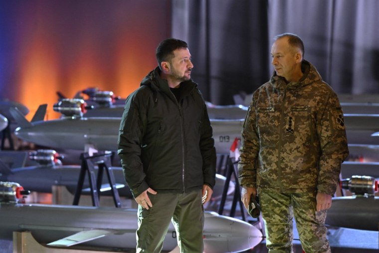 Volodymyr Zelensky et Oleksandre Syrsky à Kiev, en Ukraine, le 6 décembre 2024. ( AFP / GENYA SAVILOV )