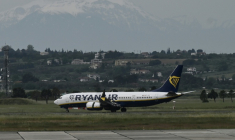 Un avion de la compagnie aérienne à bas coûts irlandaise Ryanair sur le tarmac de l'aéroport international de Thessalonique "Macédoine", le 7 mai 2026  ( AFP / Sakis Mitrolidis )