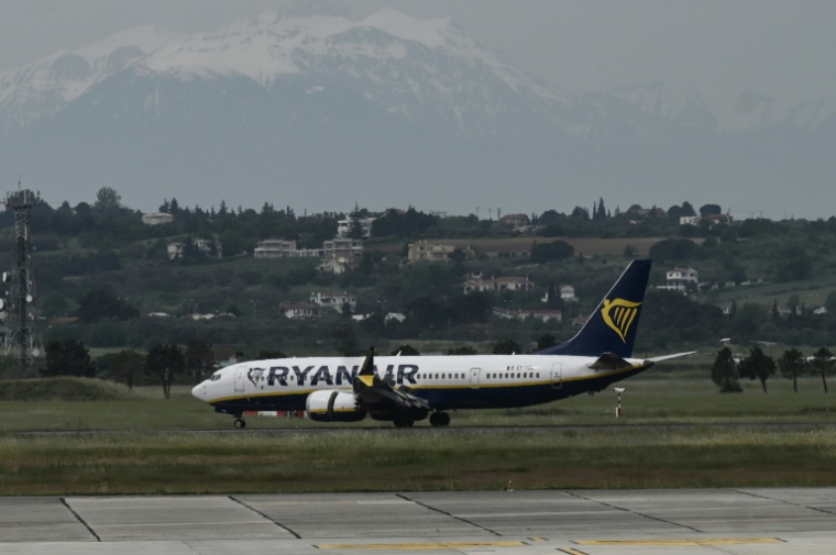 Un avion de la compagnie aérienne à bas coûts irlandaise Ryanair sur le tarmac de l'aéroport international de Thessalonique "Macédoine", le 7 mai 2026  ( AFP / Sakis Mitrolidis )
