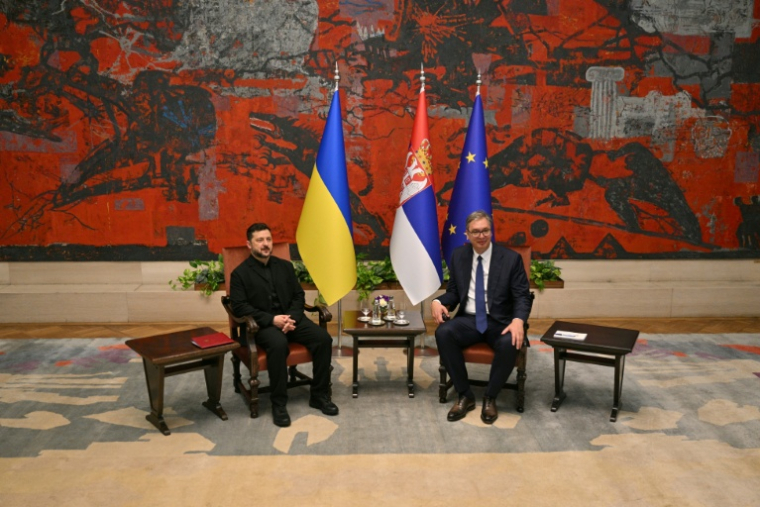 Le président serbe Aleksandar Vucic (D) avec son homologue ukrainien Volodymyr Zelensky, le 8 août 2026 à Belgrade  ( AFP / Andrej ISAKOVIC )