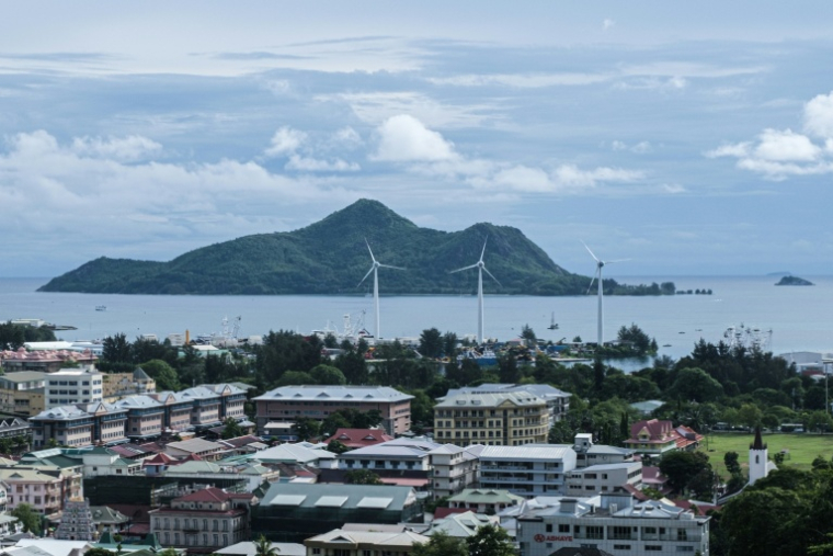 Les Seychellois se rendent aux urnes jeudi pour des élections présidentielle et législatives à suspense dans cet archipel de l'océan Indien renommé pour ses plages paradisiaques ( AFP / Yasuyoshi CHIBA )