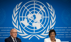 Navi Pillay, présidente de la commission d'enquête mandatée par l'Onu, et Chris Sidoti, l'un des trois commissaires, Genève, le 16 septembre 2025 ( AFP / Fabrice COFFRINI )