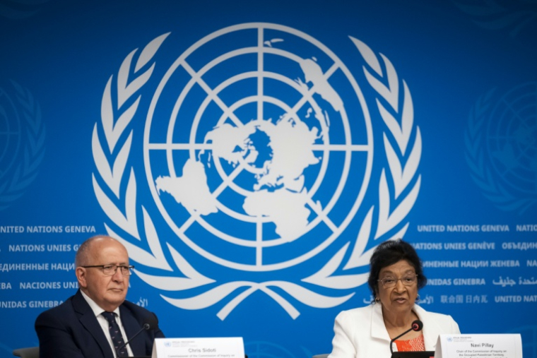Navi Pillay, présidente de la commission d'enquête mandatée par l'Onu, et Chris Sidoti, l'un des trois commissaires, Genève, le 16 septembre 2025 ( AFP / Fabrice COFFRINI )