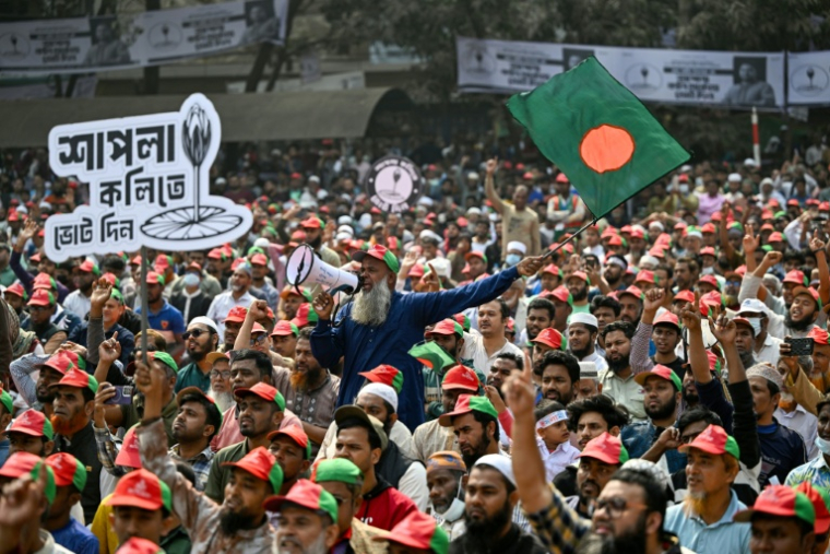 Les partisans de la coalition dirigée par le parti Jamaat-e-Islami brandissent le drapeau national du Bangladesh lors d'un rassemblement avant les élections générales du pays à Dhaka, le 8 février 2026 ( AFP / Sajjad HUSSAIN )
