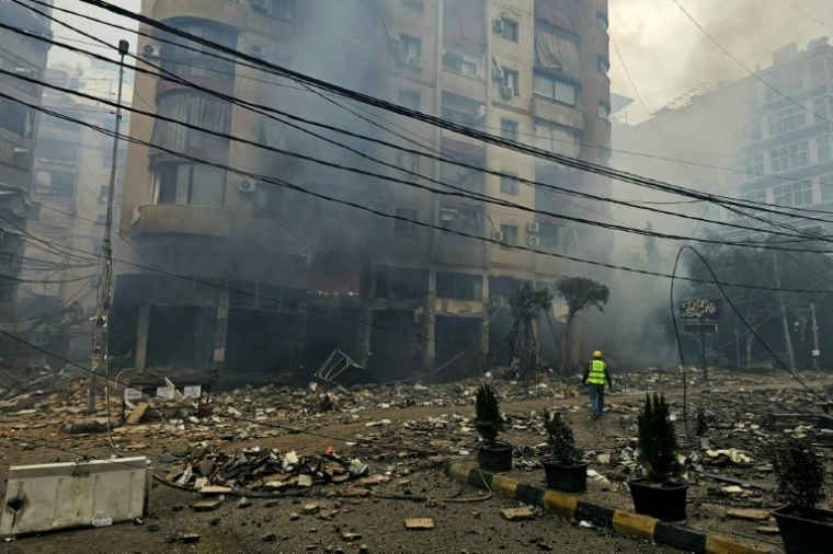 Un secouriste sur les lieux d'une frappe aérienne israélienne dans le quartier de Haret Hreik, dans la banlieue sud de Beyrouth, le 15 mars 2026 ( AFP / - )