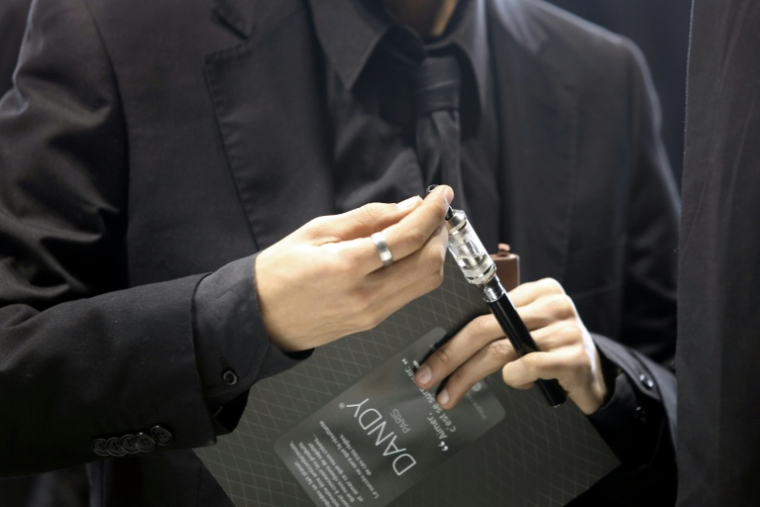 E-cigarette: vapoter, c'est aussi prendre des risques pour sa santé, avertit l'agence de sécurité sanitaire ( AFP / NICOLAS TUCAT )