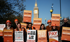 Des médecins résidents tiennent un piquet de grève devant l'hôpital St Thomas, dans le centre de Londres, le 7 avril 2026 ( AFP / Henry Nicholls )