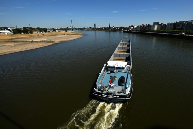 Un bateau navigue sur le Rhin en partie asséché à Düsseldorf, le 28 juillet 2026 ( AFP / Ina FASSBENDER )