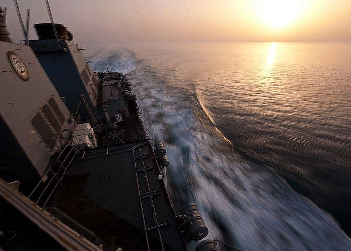 Un batiment de la marine américaine patrouillant dans le détroit d'Ormuz en 2012. Un cinquième de la demande mondiale de pétrole transite par le détroit d'Ormuz. (crédit : US Navy)