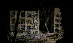 Des secouristes sur le lieu d'une frappe de missile iranien à Arad, en Israël, le 22 mars 2026 ( AFP / Ilia YEFIMOVICH )