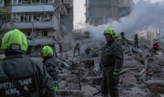 Les secouristes dans les ruines d'un immeuble détruit par une frappe russe à Kiev, le 14 mai 2026 ( AFP / Roman PILIPEY )