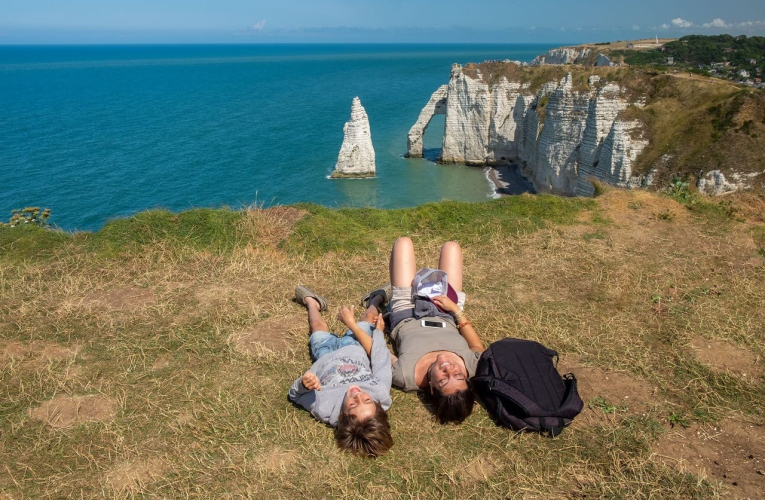 (Une mère et son fils contemplant le ciel près des falaises d'Etretat - Crédits photo : Adobe Stock)