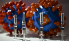 La reprise de la circulation du Covid-19, manifeste en France depuis plusieurs semaines, n'a pas jusqu'ici un impact sanitaire nécessitant d'avancer la campagne de vaccination ( AFP / NOEL CELIS )