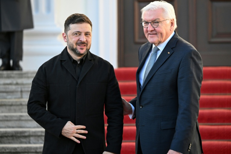 Le président allemand Frank-Walter Steinmeier (d) accueille le président ukrainien Volodymyr Zelensky au palais présidentiel de Bellevue, le 15 décembre 2025 à Berlin ( AFP / RALF HIRSCHBERGER )