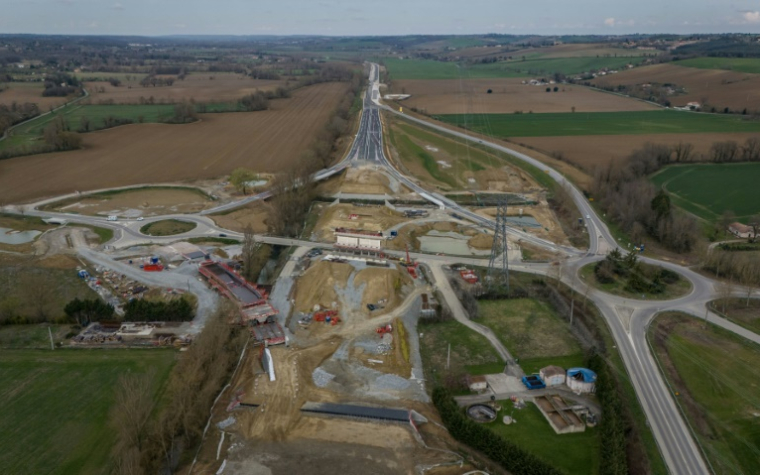 Vue aérienne du chantier de construction de l'autoroute A69 Toulouse-Castres, près de Verfeil, le 14 mars 2025 en Haute-Garonne ( AFP / Ed JONES )
