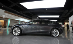 TESLA ACCÉLÈRE SUR LA MODEL 3 ET EXCLUT TOUTE LEVÉE DE FONDS