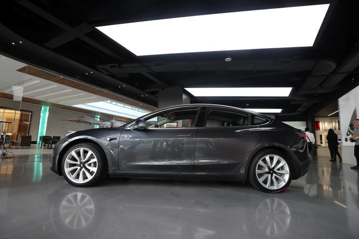 TESLA ACCÉLÈRE SUR LA MODEL 3 ET EXCLUT TOUTE LEVÉE DE FONDS