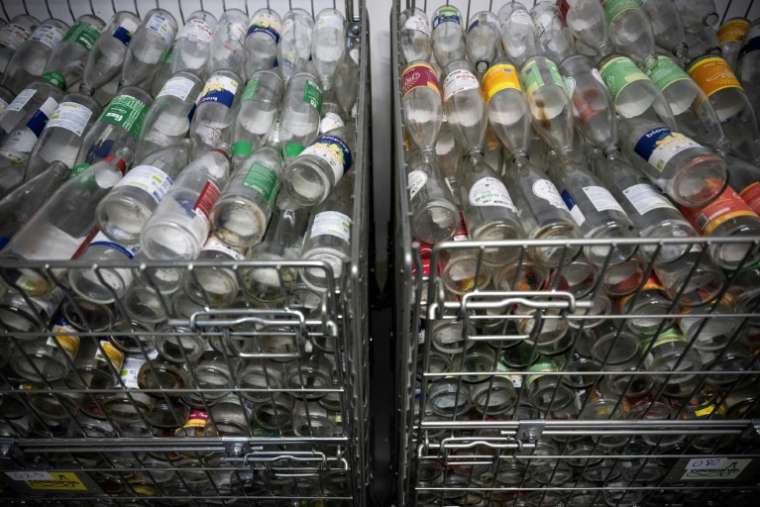 Des bouteilles en verre usagées stockées dans les locaux de la coopérative Consign'up, à Portet-sur-Garonne, le 22 janvier 2025 en Haute-Garonne ( AFP / Lionel BONAVENTURE )