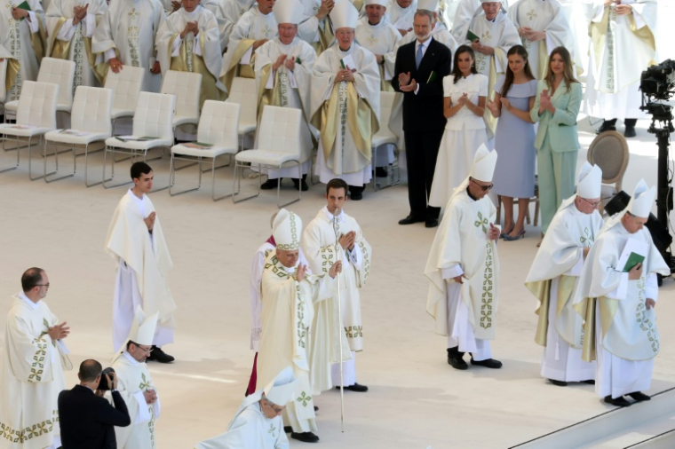 Le pape Léon XIV salue la foule après avoir célébré une messe de plein air dans le centre de Madrid, le 7 juin 2026   ( AFP / Pierre-Philippe MARCOU )