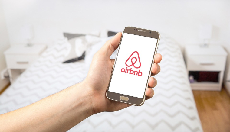 Airbnb a reconnu son erreur après avoir été dupé par les photos trafiquées fournies par un hôte après le départ d'une locataire. (illustration) (TeroVesalainen / Pixabay)