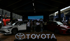 Logo du constructeur automobile japonais Toyota sur le stand de la marque lors de la 14e édition du salon automobile "AutoFest 2026", le 26 avril 2026 à Caracas ( AFP / Juan BARRETO )