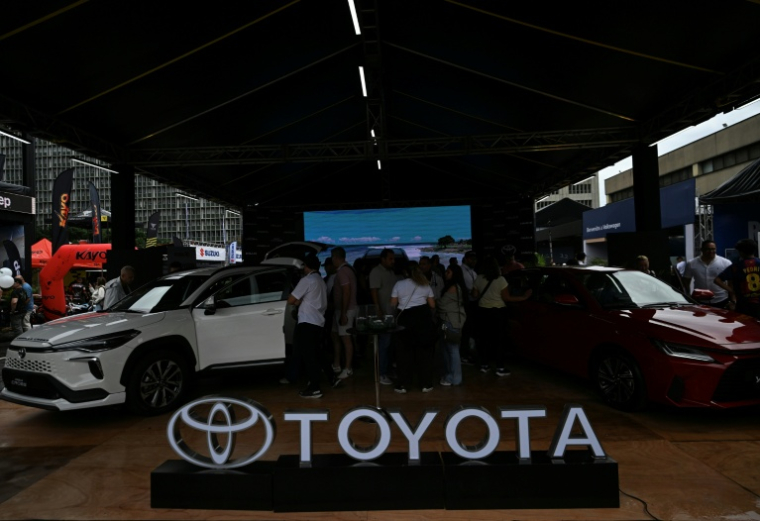 Logo du constructeur automobile japonais Toyota sur le stand de la marque lors de la 14e édition du salon automobile "AutoFest 2026", le 26 avril 2026 à Caracas ( AFP / Juan BARRETO )