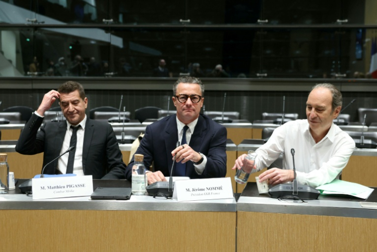 De g. à d.: Matthieu Pigasse, fondateur du groupe de presse Combat, le président de KKR France Jérôme Nomme, et le fondateur d'Illiad et de Free, Xavier Niel, devant la commission d'enquête sur l'audiovisuel public, à Paris, le 2 avril 2026 ( AFP / ALAIN JOCARD )