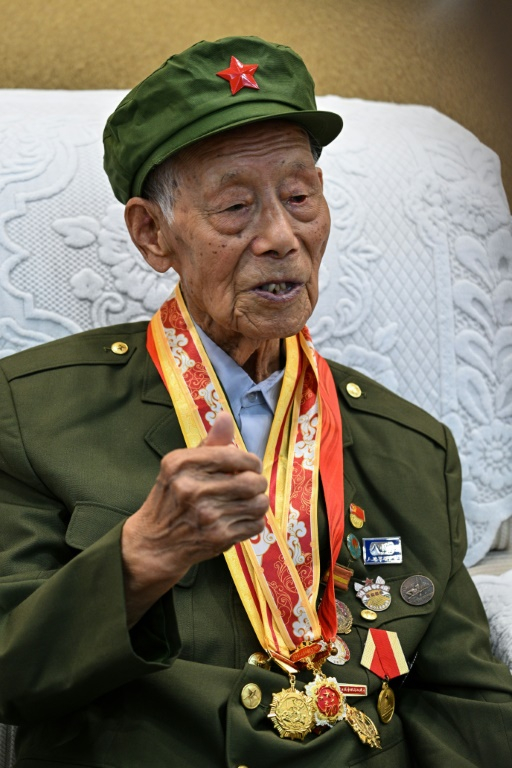 Li Jinshui (g), ancien combattant communiste de la Seconde Guerre sino-japonaise, lors d'une interview au mémorial Taihang de l'armée de la huitième route à Wuxiang, dans la province du Shanxi, le 23 juillet 2025 au nord de la Chine ( AFP / Hector RETAMAL )