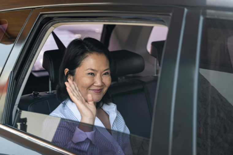 La candidate à la présidence du Pérou, Keiko Fujimori, du parti Fuerza Popular, salue alors qu'elle quitte son bureau à Lima, le 14 avril 2026 ( AFP / ERNESTO BENAVIDES )