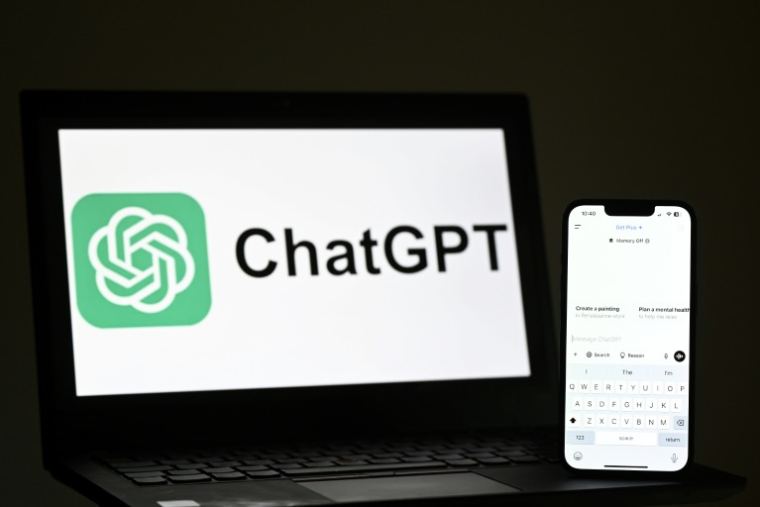 Site et application de ChatGPT sur un ordinateur et un smartphone, le 20 février 2025 ( AFP / Justin TALLIS )