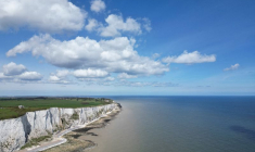 Vue de drone des falaises de craie de St Margaret's Bay et de la Manche près de la ville portuaire de Douvres