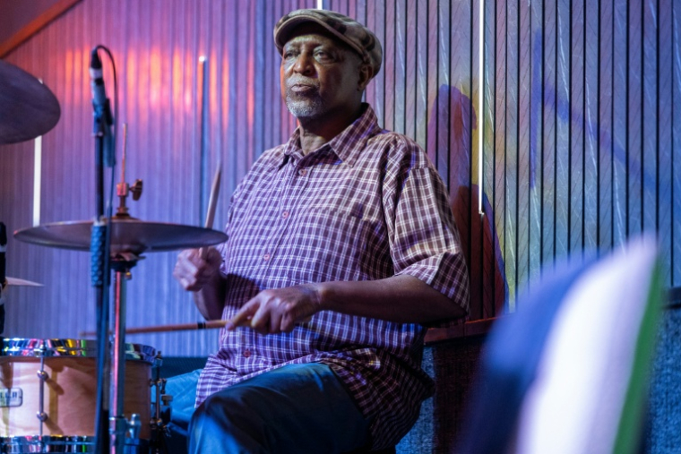 Mountaga "Taga" Koité, percussionniste et membre fondateur du groupe Orchestra Baobab, lors d'un concert au club "Just For You" à Dakar, le 27 septembre 2026 au Sénégal ( AFP / SEYLLOU )