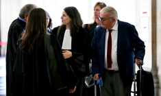L'ancien garde des Sceaux Michel Mercier (d) arrive au palais de justice de Paris pour le procès en appel du MoDem sur le détournement de fonds du Parlement européen, le 9 septembre 2026 ( AFP / LOU BENOIST )