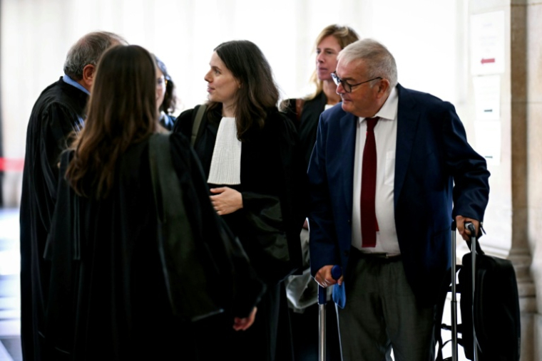 L'ancien garde des Sceaux Michel Mercier (d) arrive au palais de justice de Paris pour le procès en appel du MoDem sur le détournement de fonds du Parlement européen, le 9 septembre 2026 ( AFP / LOU BENOIST )