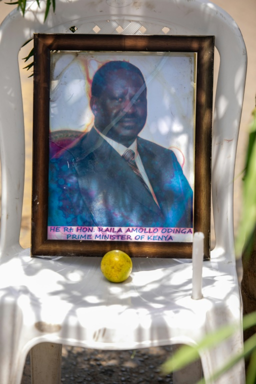 Un portrait du leader de l'opposition kenyane Raila Odinga posé sur une chaise à Kisumu, le 15 octobre 2025 après son décès en Inde ( AFP / Browline Omondi )