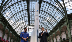 Le président Emmanuel Macron (D)aux côté de l'astronaute français Thomas Pesquet (G) à  Paris le 9 septembre 2026 ( POOL / Ludovic MARIN )