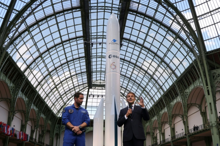 Le président Emmanuel Macron (D)aux côté de l'astronaute français Thomas Pesquet (G) à  Paris le 9 septembre 2026 ( POOL / Ludovic MARIN )