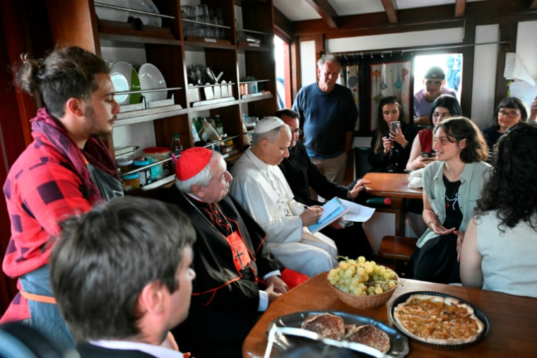 Le pape Léon XIV à côté du cardinal français Jean-Marc Aveline lors d'une visite du navire-école de paix "MED 25 - Bel Espoir", dans le port d'Ostie près de Rome le 17 octobre 2025. ( POOL / Alberto PIZZOLI )