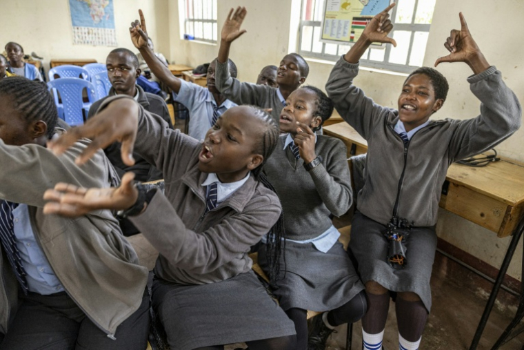 Des élèves de l'école secondaire TreeSide pour les Sourds de Kasarani, un quartier de Nairobi, s'expriment, le 4 septembre 2026, durant une rencontre avec l'équipe de la startup kényane ZeroBionic  ( AFP / SIMON MAINA )