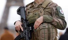 Un soldat déployé dans le cadre de l'opération "Sentinelle", à Paris, en 2023 ( AFP / GEOFFROY VAN DER HASSELT )