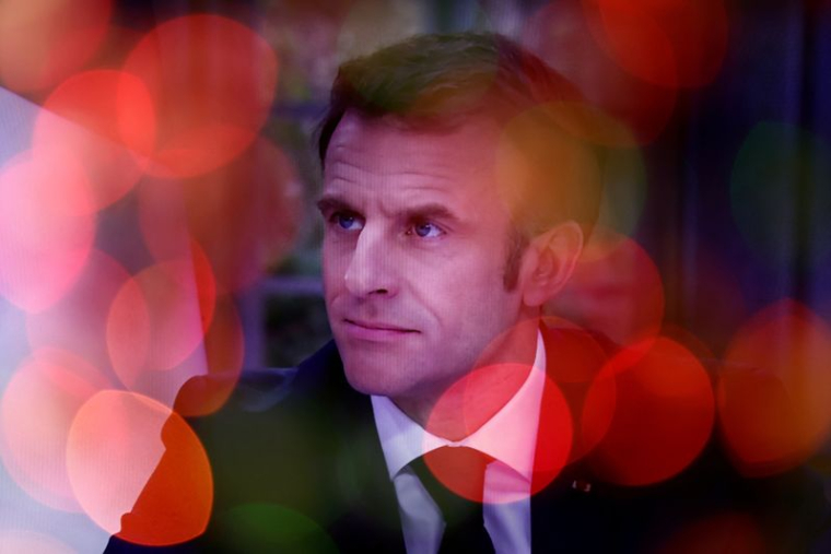 Le président Macron donne une interview télévisée après que le gouvernement a survécu au vote de défiance