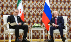 Le président russe Vladimir Poutine et son homologue iranien Masoud Pezeshkian à Achgabat, au Turkménistan, le 12 décembre 2025. ( POOL / ALEXANDER KAZAKOV )