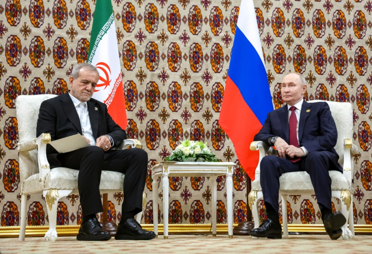 Le président russe Vladimir Poutine et son homologue iranien Masoud Pezeshkian à Achgabat, au Turkménistan, le 12 décembre 2025. ( POOL / ALEXANDER KAZAKOV )
