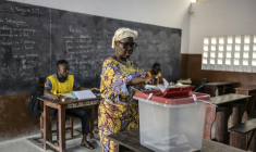 Une électrice dépose son bulletin dans un bureau de vote à Cotonou, au Bénin, le 12 avril 2026 ( AFP / OLYMPIA DE MAISMONT )
