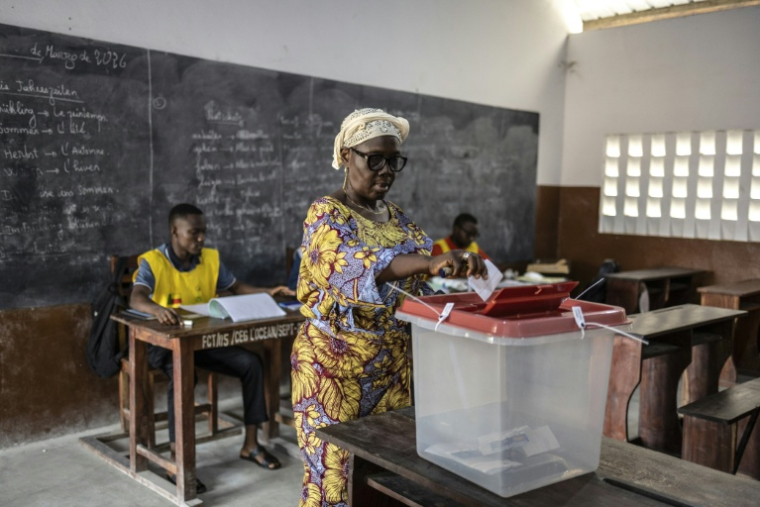 Une électrice dépose son bulletin dans un bureau de vote à Cotonou, au Bénin, le 12 avril 2026 ( AFP / OLYMPIA DE MAISMONT )