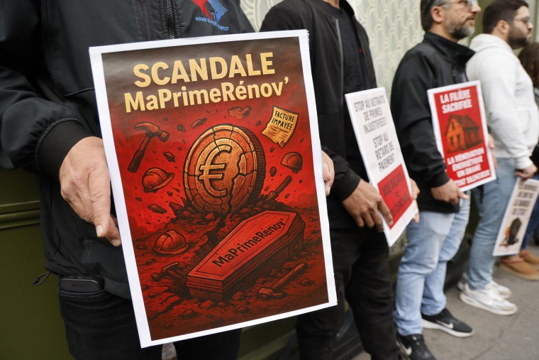 Devant le siège de l'Agence nationale de l'habitat (ANAH), des employés manifestent pour demander des conditions de paiement raisonnables pour l'aide de l'État "Ma Prime Renov". A Paris, le 12 mai 2025. ( AFP / LUDOVIC MARIN )