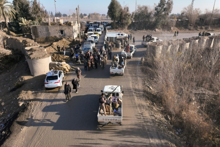 Des membres des forces gouvernementales syriennes se déploient dans la province de Deir Ezzor, le 19 janvier 2026, au lendemain d'un accord entre le gouvernement syrien et les forces kurdes ( AFP / OMAR HAJ KADOUR )