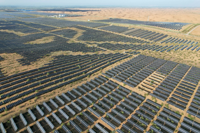 Panneaux solaires à Ordos dans le désert de Kubuqi, le 10 août 2025 ( AFP / Pedro PARDO )