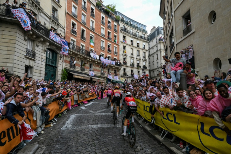 Le peloton du Tour de France 2025 dans la rue Lepic sur la butte Montmartre, lors de la dernière étape le 27 juillet 2025 à Paris ( POOL / Bernard PAPON )